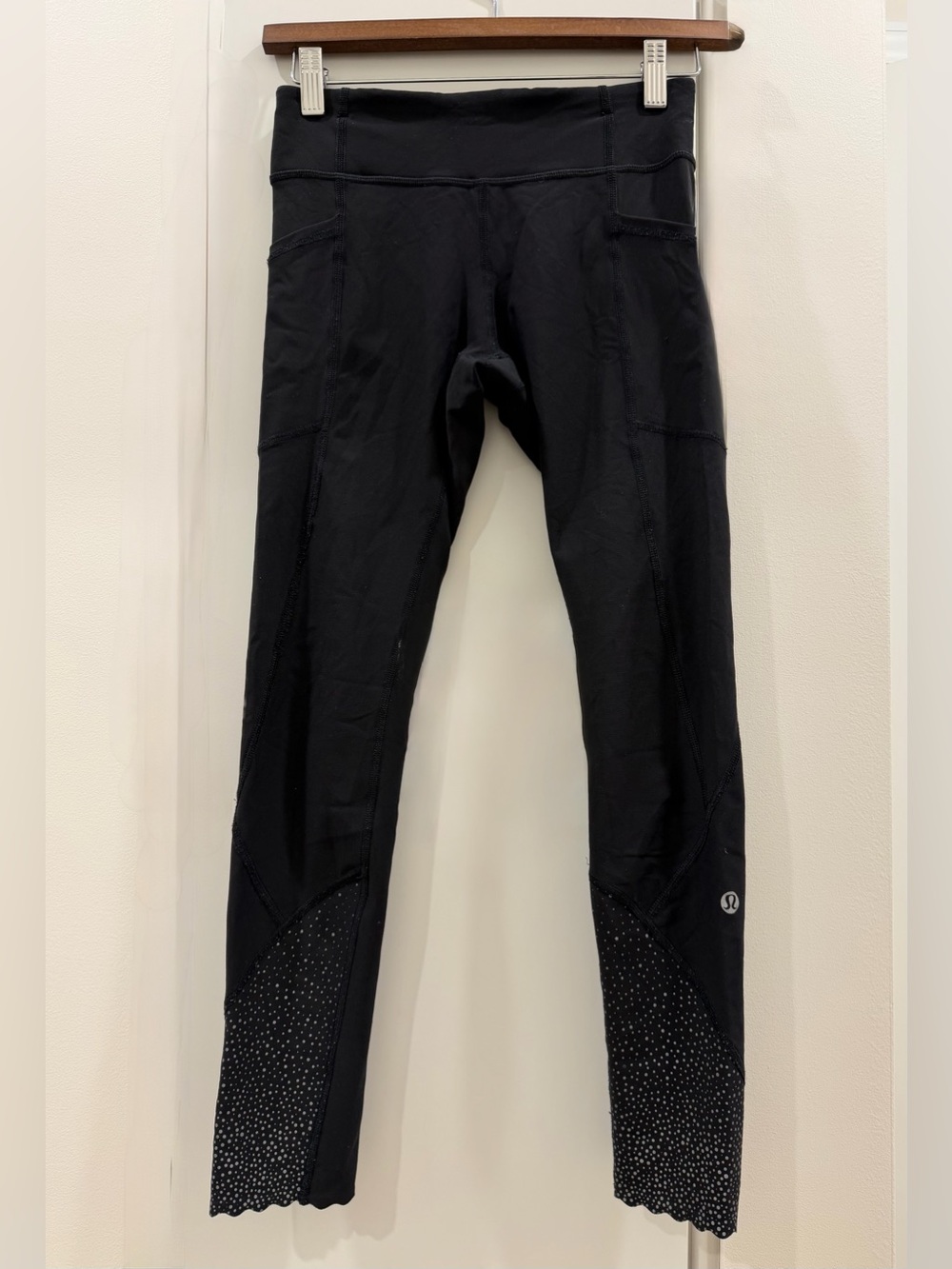 LULULEMON Black Reflective Hem with Interior/Exterior Zipper Pockets SZ 4